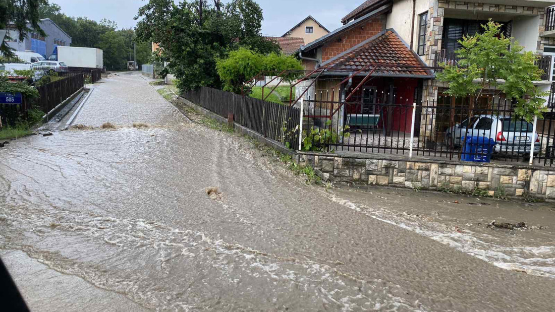 Jako olujno nevreme pogodilo užički kraj: Kiša pokrenula klizišta, oluja obarala drveće - kolaps kod Sevojna! (FOTO)