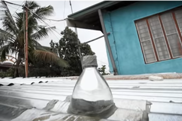 Kako da osvetlite sobu uz pomoć plastične flaše i vode: Filipinci izmislili neverovatnu metodu (VIDEO)