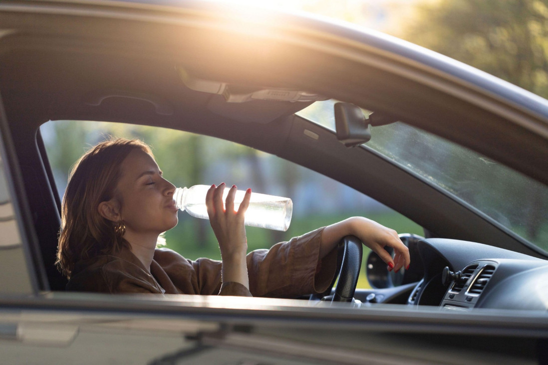 Auto vam se usijao na suncu? Trik od samo 15 sekundi izbaciće vreli vazduh pre nego što uključite klimu