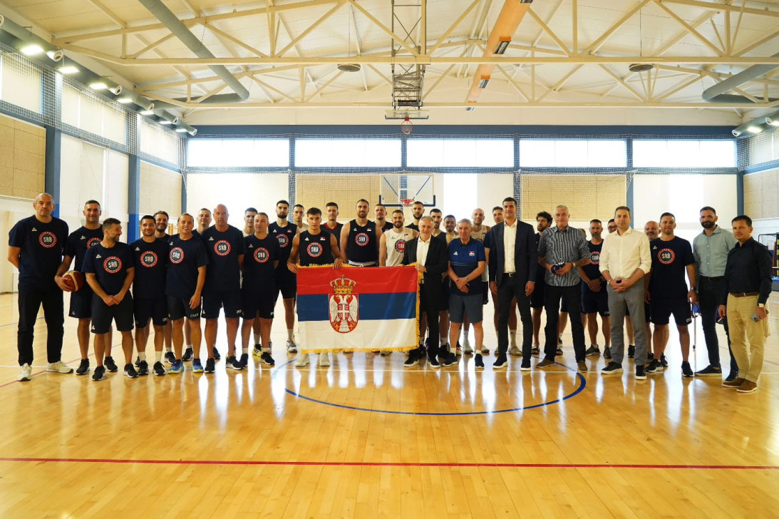 Ministar Gajić posetio košarkaše i Bogdanu uručio državnu zastavu!