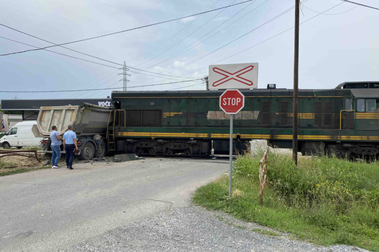 Kamion podleteo pod voz: Stravična nesreća kod Loznice