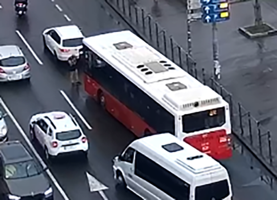 Udes na Zelenom vencu: Sudarili se autobus i automobil, stvaraju se gužve (FOTO)