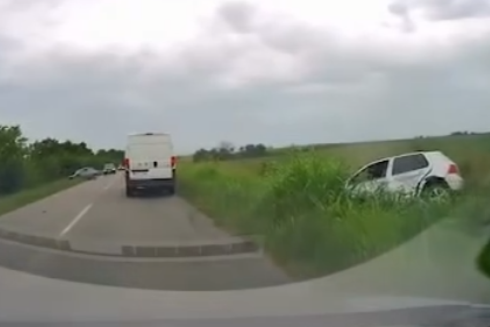 Udes na izlasku iz Bačkog Jarka: Automobil sleteo u kanal pored puta! (FOTO/VIDEO)