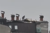 Neverovatna scena: Dok nevreme razara Kragujevac, čovek popravlja krov zgrade (VIDEO)