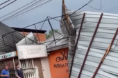 Razorni trenuci u Malom Mokrom Lugu: Olujni vetar uništio prodavnicu (VIDEO)