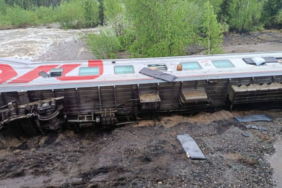 Teška železnička nesreća u Rusiji! Voz izleteo iz šina, najmanje 70 povređenih, akcija spasavanja u toku (FOTO/VIDEO)