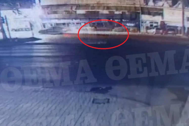 UZNEMIRUJUĆE Devojku (17) pokosio automobil: Letela nekoliko metara u vazduh (VIDEO)
