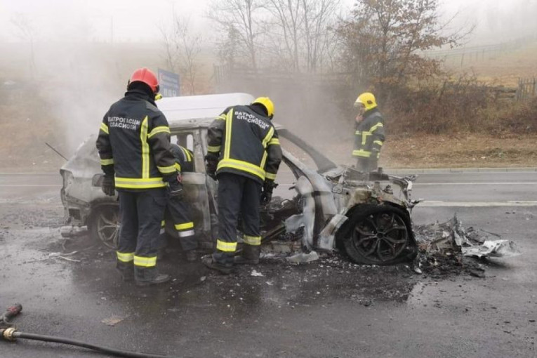 Automobil izgoreo u potpunosti, vatra se proširila na još jedno vozilo: Velika drama u Ćupriji
