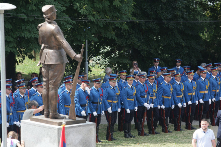 Premijer Vučević položio venac na novootkriveni spomenik srpskoj heroini Milunki Savić (FOTO)