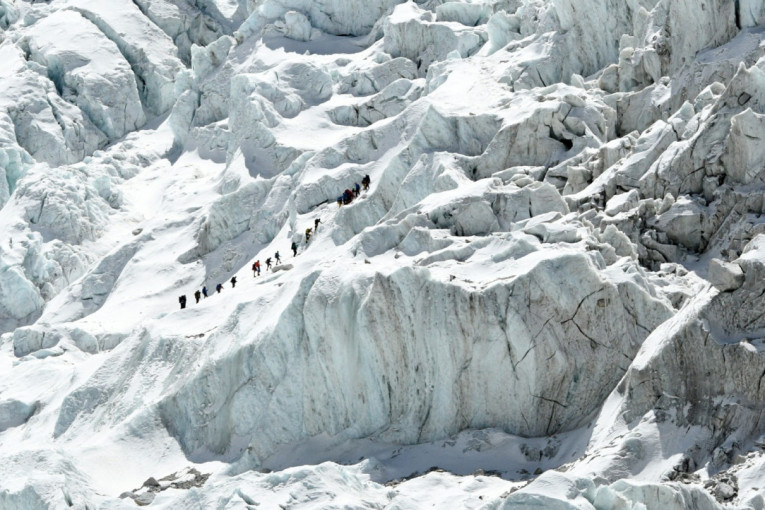 Led i sneg se tope na Mont Everestu i otkrivaju tela stradalih i smeće: Planinari uspeli da izvuku pet leševa u "zoni mrtvih"