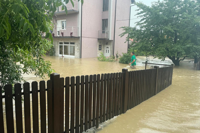 Upozorenje MUP-a: U ovom delu Srbije očekuju se oluja, grmljavina i grad, a moguće su i poplave!