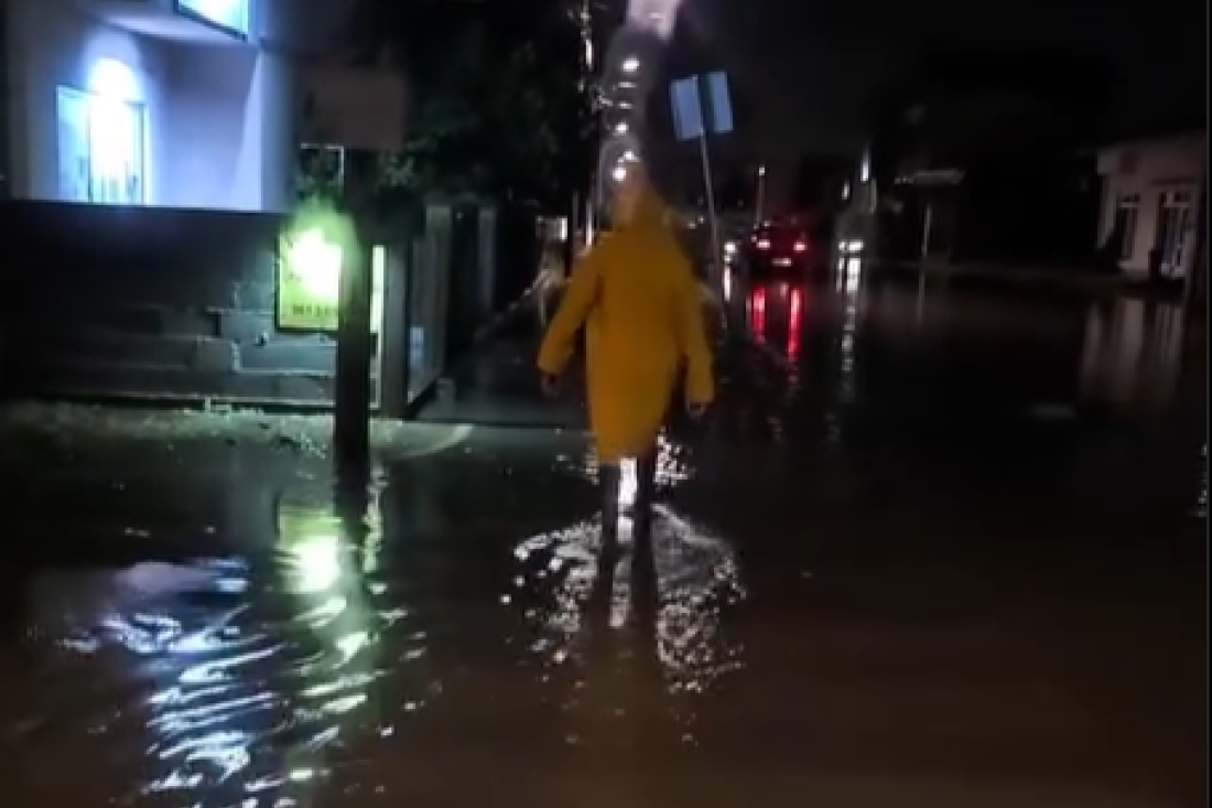 Pljusak se sručio na Beograd! Kiša pada satima, ulice poplavljene, RHMZ izdao hitno upozorenje (VIDEO)