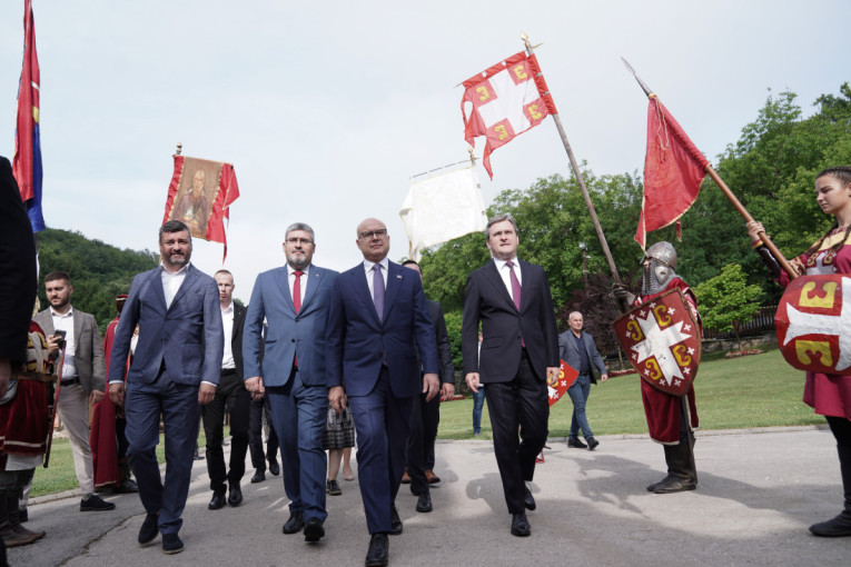 Premijer Vučević i ministri na parastosu Svetom knezu Lazaru i Kosovskim junacima u Ravanici (FOTO)