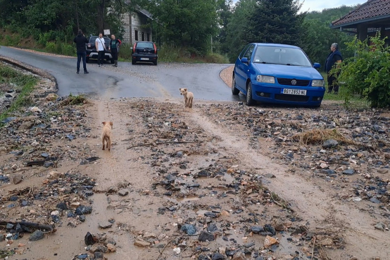 Proglašena vanredna situcija u Ljigu: Bujica nosila puteve, poplavila vrtiće i ušla u kuće (FOTO)