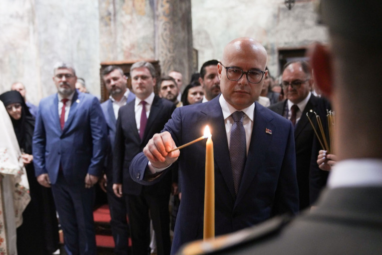 Nizom manifestacija danas slavimo Vidovdan: Premijer Vučević prisustvuje Vidovdanskoj liturgiji u Ravanici (FOTO/VIDEO)