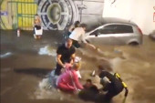 Šokantan snimak iz Beograda: Žena se zamalo udavila u bujici! (VIDEO)