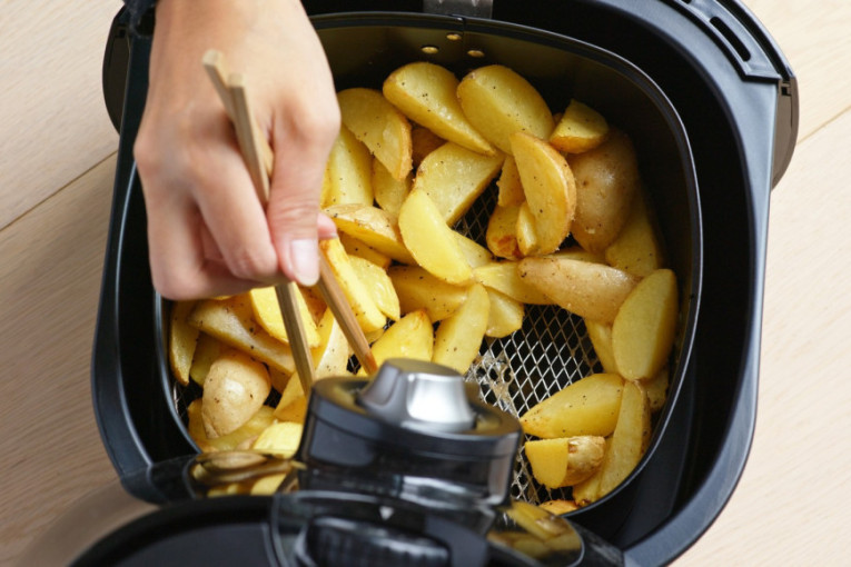 Uznemirujuće scene u restoranu: Dve žene povređene tokom zamene ulja u fritezi