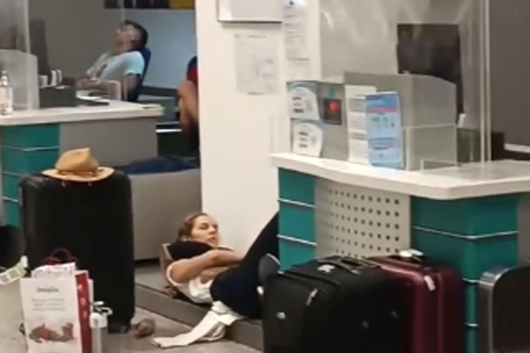 Drama srpskih putnika na aerodromu u Italiji! Otkazan im let, noćili u čekaonici a smeštaj im dali tek ujutru (VIDEO)