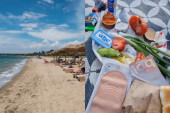 Mladić koga su prozvali "elitni paradajz turista" uživa na Jadranu! Na plažu poneo paštetu, paradajz, salamu, mladi luk (VIDEO)