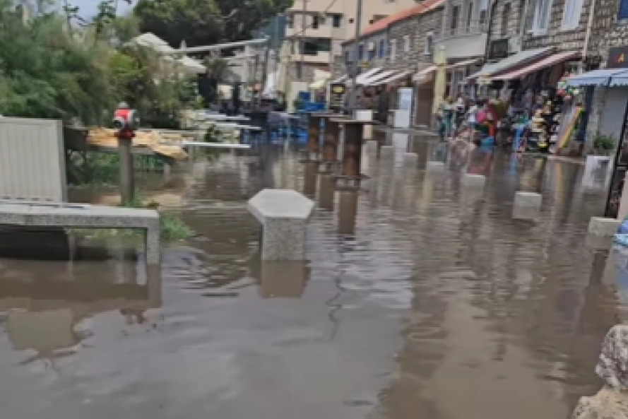 Ljudi u vodi do kolena, a niz stepenice se sliva bujica! Snažna oluja poplavila šetalište u Sutomoru (VIDEO)