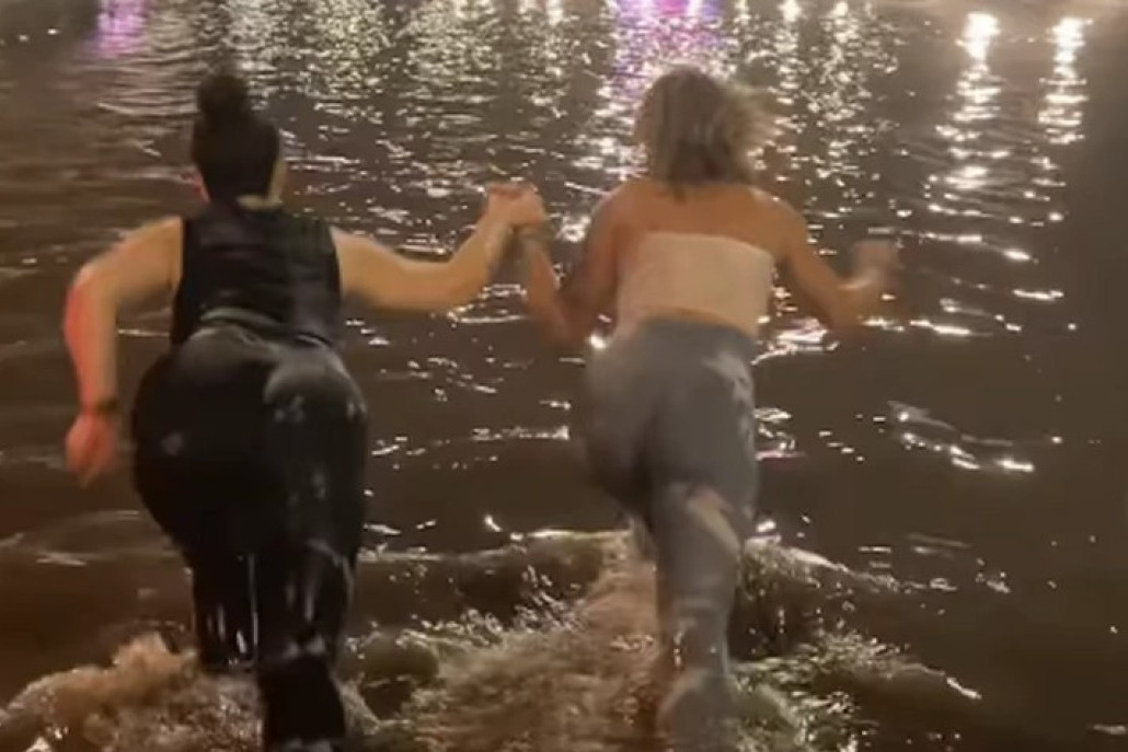 Bivša zadrugarka se kupala u poplavljenoj ulici! Šok snimak iz Beograda: Skočila u štrokavu vodu kao da je na bazenu! (VIDEO)