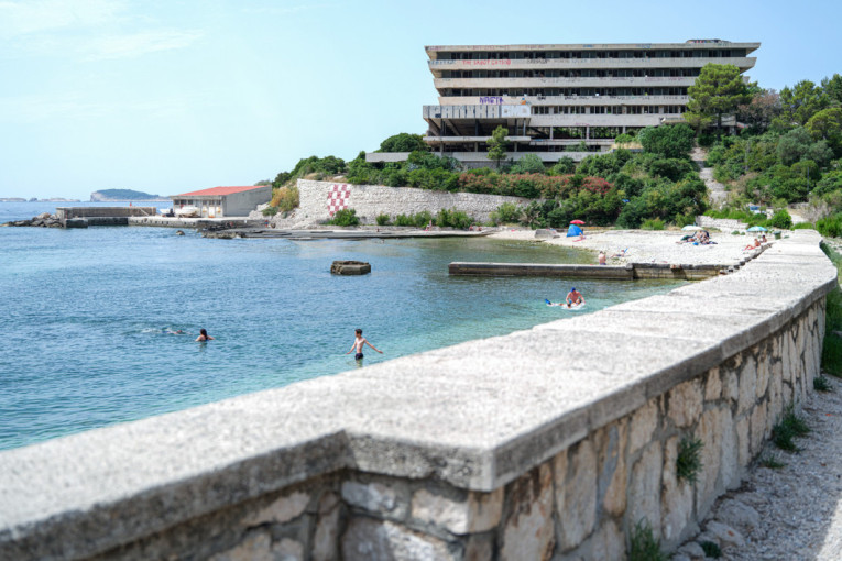 Ruše se Titovi "Havaji": Kultni turistički kompleks u Kuparima odlazi u zaborav (FOTO)