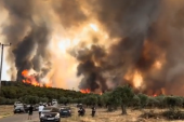 Buknuo požar kod Atine! Pet helikoptera, dva kanadera i 60 vatrogasaca gase vatru, naređena evakuacija (FOTO)