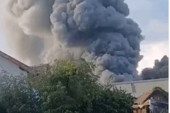 Požar u pogonskom delu fabrike "Bambi" u Požarevcu: Crni dim kulja iz dvorišta, vatrogasci na terenu (VIDEO)