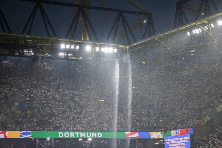Drama na utakmici Nemačke i Danske: Maskirano lice se popelo na krov stadiona u Dortmundu, policija ga jedva uhapsila (FOTO)