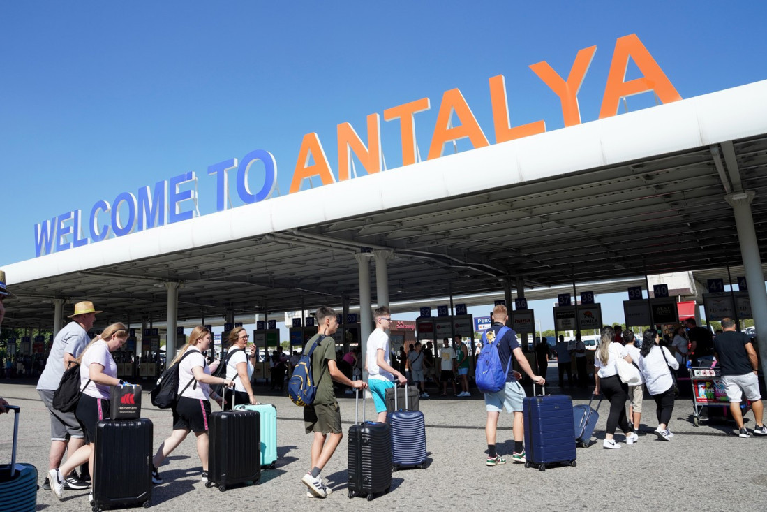 Putnici iz Srbije satima čekaju u Antaliji! Zarobljeni na aerodromu, let za Beograd tri puta odlagan, Er Srbija upozorava građane