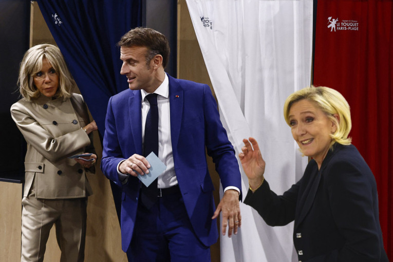 Prvi rezultati izbora u Francuskoj: Makron tek na trećem mestu, desnica pred trijumfom