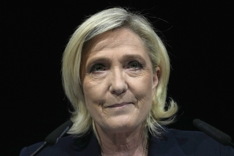 Marin le Pen ismejala Makrona i priznala da je zabrinuta za Francusku: Niko ne zna odakle će doći premijer