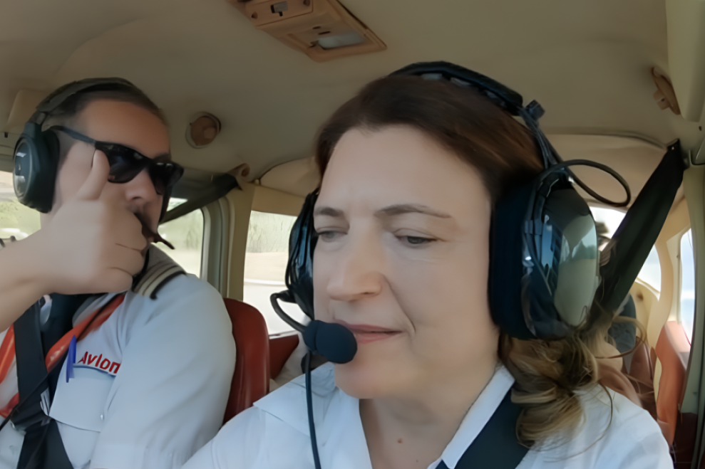 Sabrina je prva slepa pilotkinja na svetu: Upravlja avionom iako nema punu pilotsku dozvolu, a za nju važe posebna pravila!