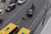 Sudar u Ruzveltovoj ulici: Od siline udarca otpala guma sa BMW! (FOTO/VIDEO)