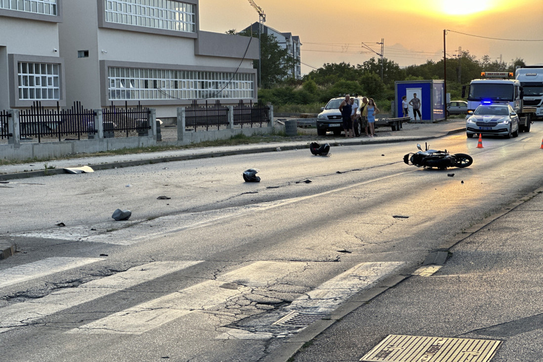 Dvoje povređenih na kružnom toku u Čačku: Automobil udario devojku na motoru, pala nekoliko metara dalje! (FOTO/VIDEO)