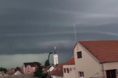 Superćelija snimljena u Šidu: Crni oblak se nadvio nad gradom, najavljen potop (FOTO/VIDEO)
