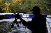 Imao je sedam strela i ušao u krug stanice policije: Ovako je uhapšen muškarac sa samostrelom u Beogradu!