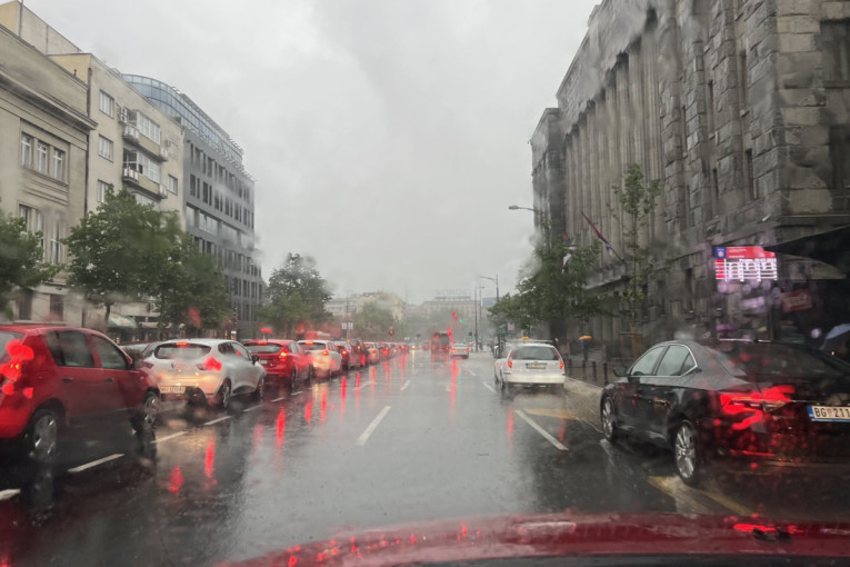 Kiša paralisala Beograd! Na Autokomandi i auto-putu kolaps, pratite naše kamere 24sedam uživo i izbegnite gužve (FOTO)