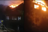 Jeziv snimak iz Smedereva: Grom izazvao požar koji je zahvatio tri porodične kuće (VIDEO)