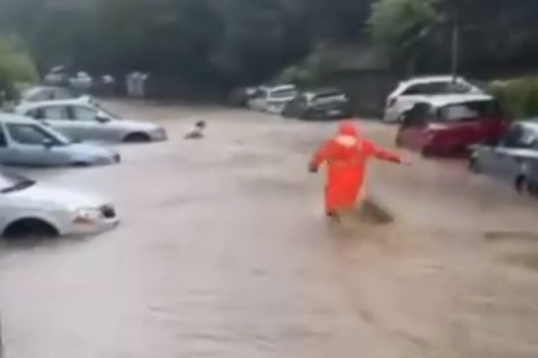 Bravo! Herojski potez radnika Gradske čistoće - trči kroz poplavljenu ulicu da bi pomogao ženi koju nosi bujica (VIDEO)