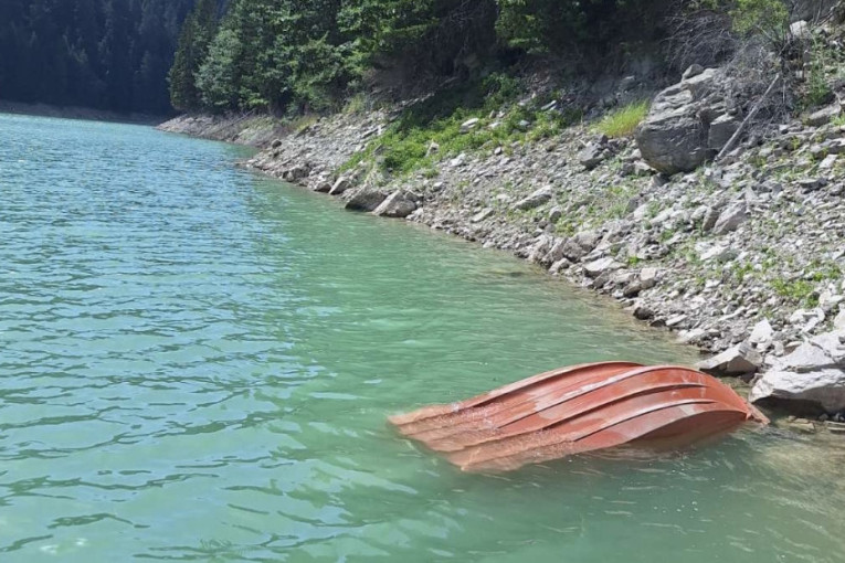 Tragičan kraj potrage na Zlatarskom jezeru: Telo nestalog muškarca voda izbacila na površinu, pronašli ga meštani (FOTO)