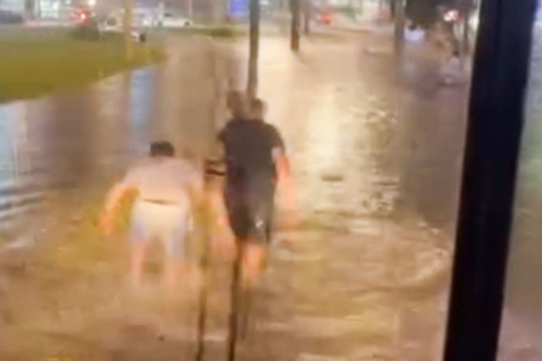Poplava svima napravila haos, a njih trojica uživali: Pogledajte mladiće koji su se najviše obradovali sinoćnjem nevremenu (VIDEO)