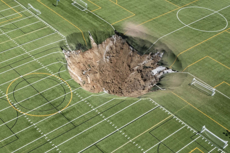 Kao da je u zemlju propao, ali stvarno: Džinovska rupa u trenu progutala fudbalski teren, a sve zbog ovoga (VIDEO)