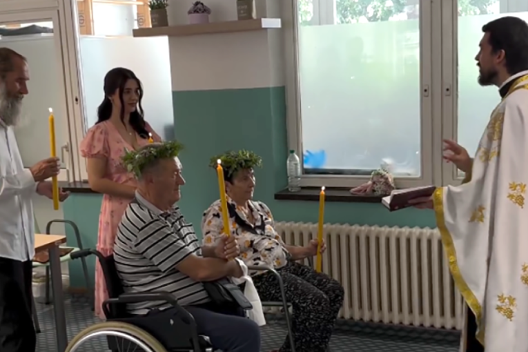 Za ljubav nikada nije kasno i ovo je dokaz za to: Venčanje u gerontološkom centru, sveštenik podelio dirljiv snimak (VIDEO)