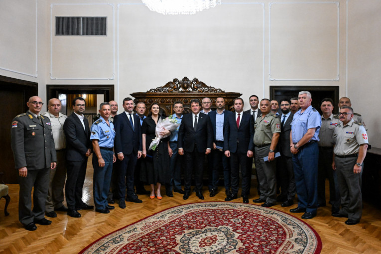 Ministar Gašić primio polaznike Visokih studija bezbednosti i odbrane i uručio im vredna priznanja