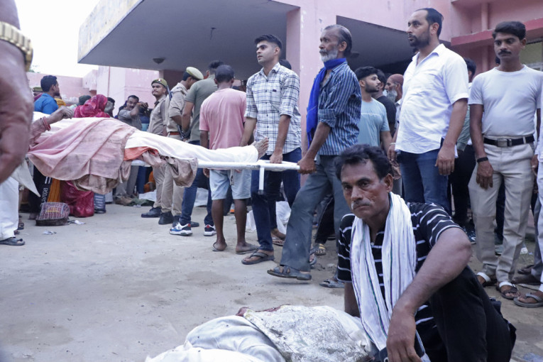 Stravična tragedija u Indiji: U stampedu na verskom okupljanju poginulo najmanje 107 ljudi!