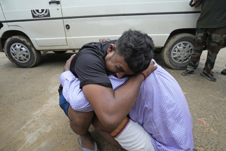 Ludilo u Indiji: Broj mrtvih u stampedu porastao na 121, ljudi upadali u otvorenu kanalizaciju (FOTO)