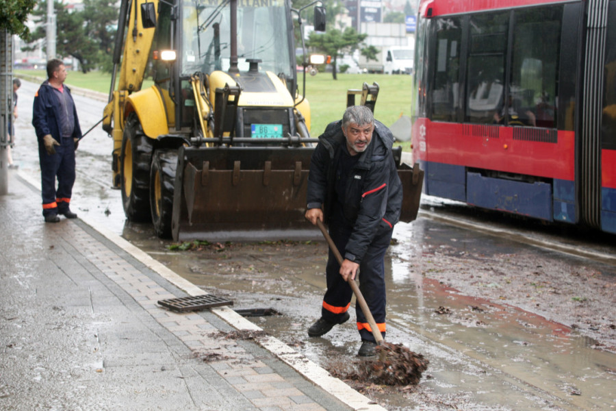 Situacija se smiruje, nije bilo intervencija poslednjih 12 sati: Ovo su tri ključna saveta u slučaju nevremena