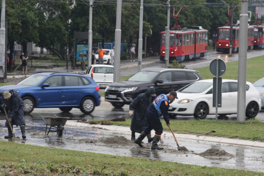 Situacija se smiruje, nije bilo intervencija poslednjih 12 sati: Ovo su tri ključna saveta u slučaju nevremena