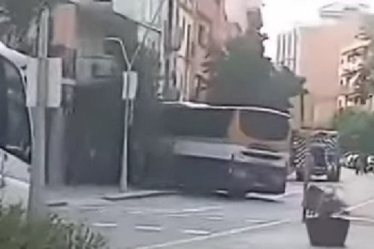 Autobus se zakucao u ulaz hotela u Barseloni! Pukla cev za gas (VIDEO)